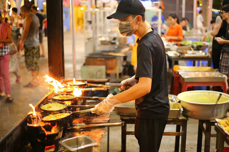 Getting to discover Vietnamese cuisine with night market and street food